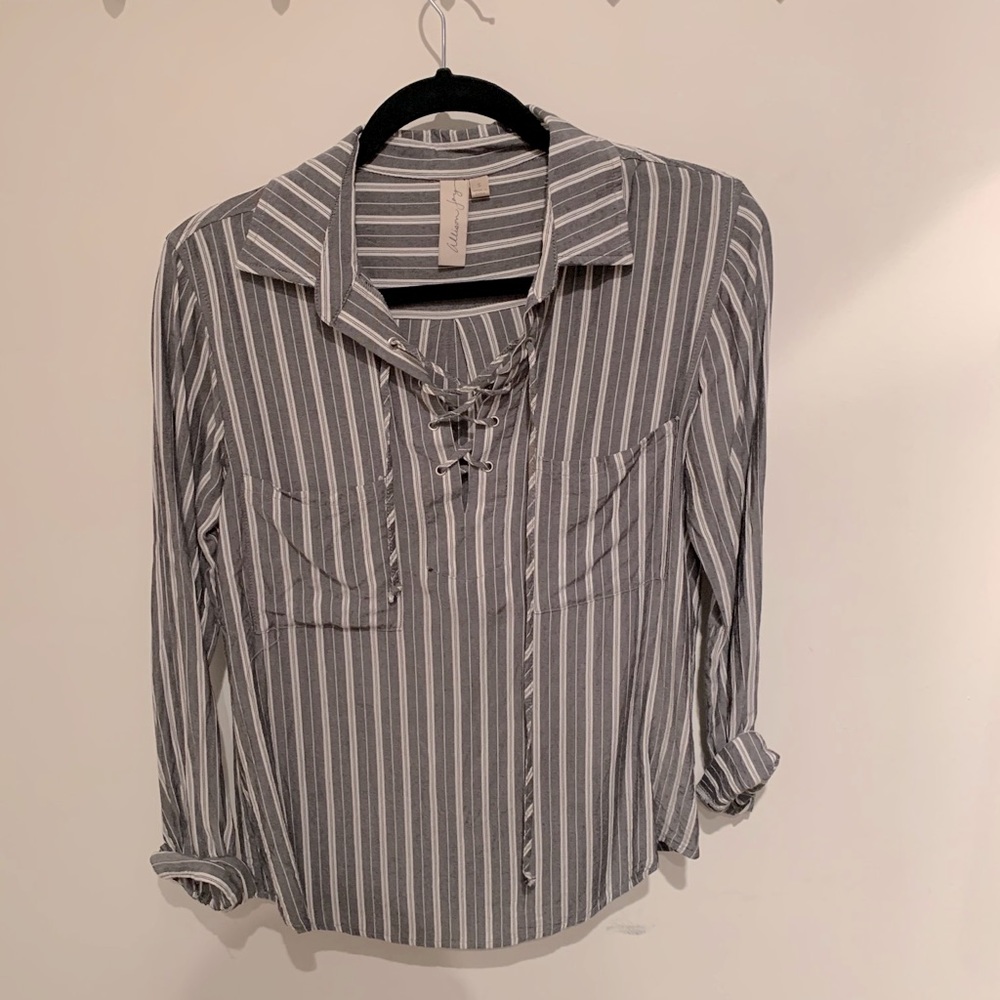 Evereve 3/4 length top with lace up ties